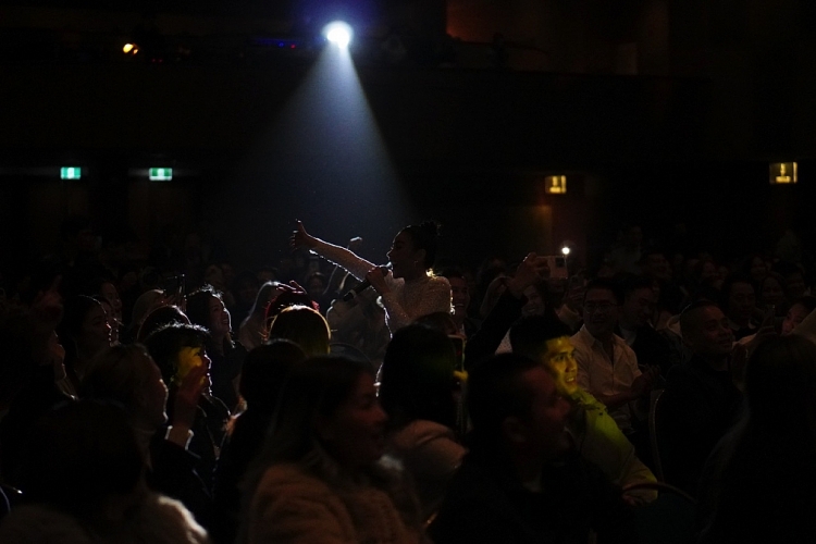 Trương Thảo Nhi liên tục gặp sự cố, mất tiếng, khóc nấc trong chuyến lưu diễn ở Úc