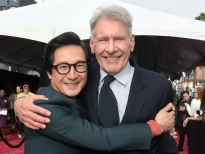 Harrison Ford ôm chặt Quan Kế Huy trên thảm đỏ ra mắt phim 'Indiana Jones and the dial of destiny' ở Los Angelles