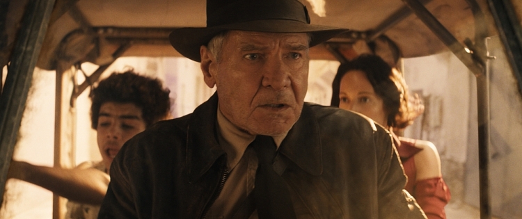 Harrison Ford ôm chặt Quan Kế Huy trên thảm đỏ ra mắt phim 'Indiana Jones and the dial of destiny' ở Los Angelles