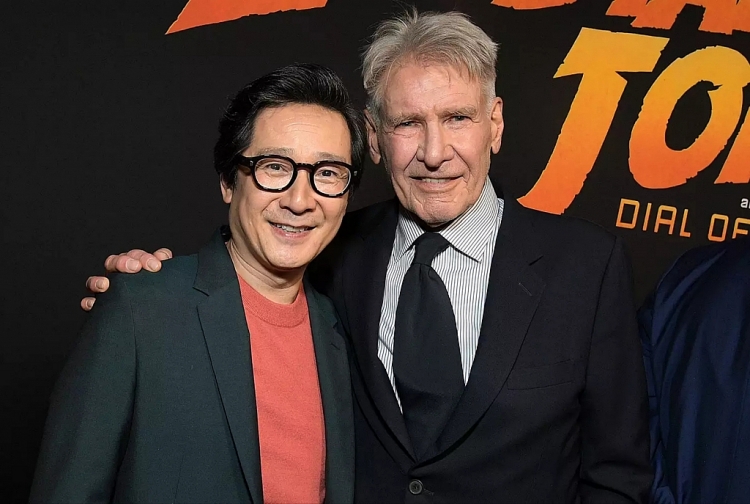 Harrison Ford ôm chặt Quan Kế Huy trên thảm đỏ ra mắt phim 'Indiana Jones and the dial of destiny' ở Los Angelles