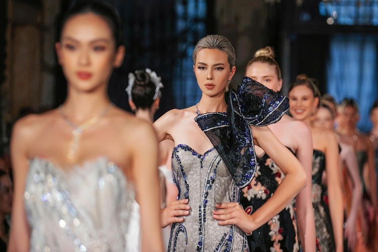 'Giao hòa - Armonia': Khi thời trang và nhan sắc Việt được tôn vinh tại 'thủ phủ tình yêu' châu Âu