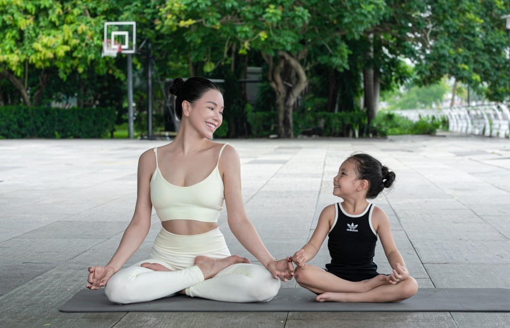 Mẹ con Trà Ngọc Hằng cùng nhau tập Yoga, mừng ngày Quốc tế Yoga
