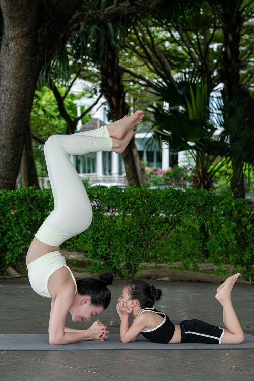 Mẹ con Trà Ngọc Hằng cùng nhau tập Yoga, mừng ngày Quốc tế Yoga