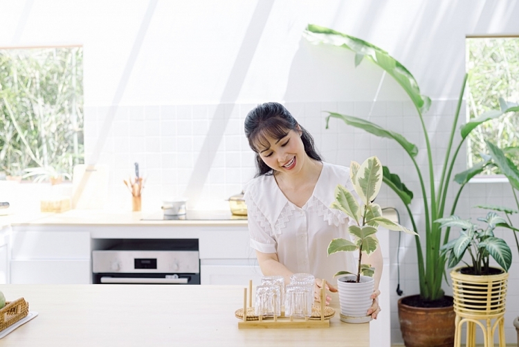 Trang Nhung ra mắt ca khúc mới nhân Ngày gia đình Việt Nam