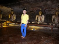 Đoan Trường đi chân trần hành hương tại xứ Phật Sri Lanka