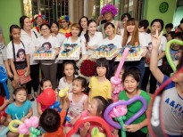 Lý Nhã Kỳ đón sinh nhật cùng fan tại Trung tâm Bảo trợ trẻ em Tam Bình