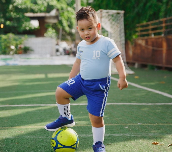 Quang Anh: Cậu bé mẫu nhí ảnh đi phượt cùng bố mẹ từ 4 tháng tuổi khoe ảnh cao lớn ủng hộ World cup 2018