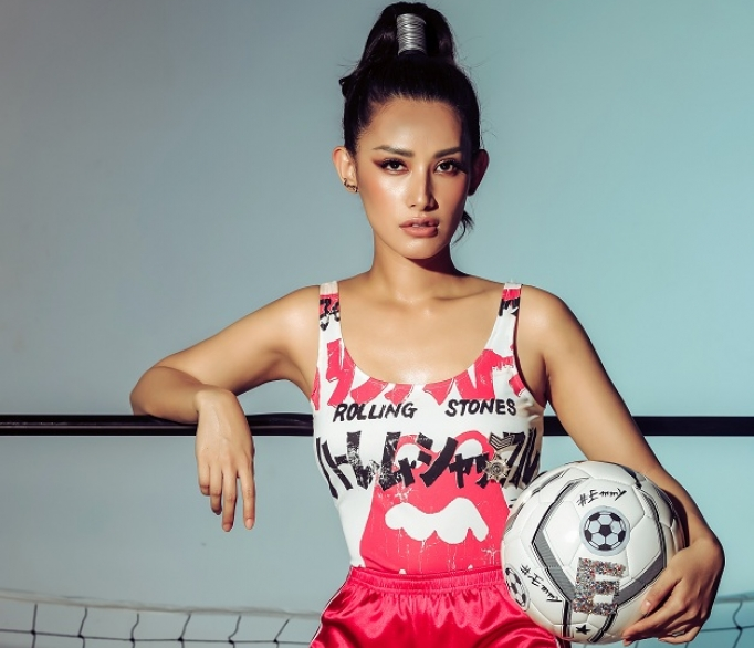 VJ Emmy Nguyễn tái xuất với bộ ảnh khỏe khoắn mùa World Cup