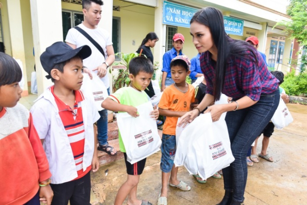 vuot hang tram cay so ntk viet hung va nguoi dep h ang nie mang yeu thuong ve voi dai ngan