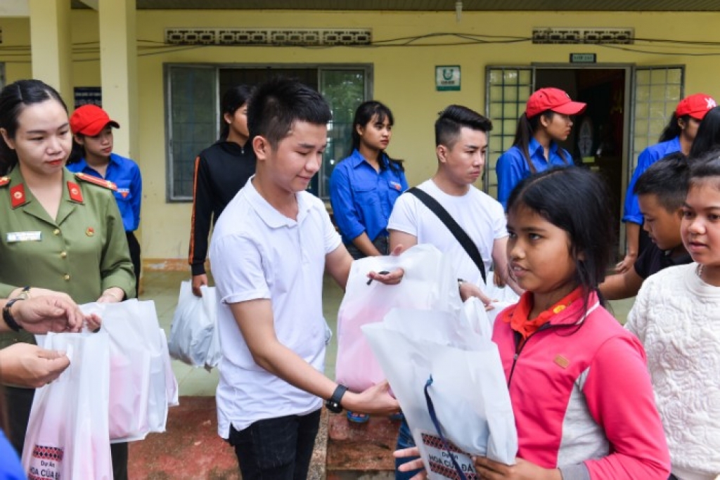 vuot hang tram cay so ntk viet hung va nguoi dep h ang nie mang yeu thuong ve voi dai ngan