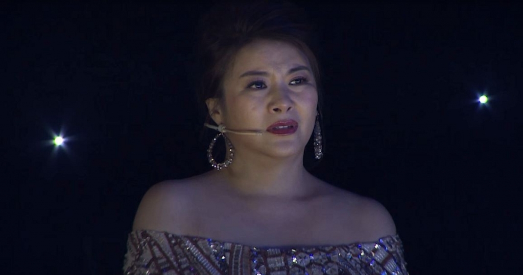 giam khao kim oanh bat khoc truoc ban sao cua co nghe si tran lap