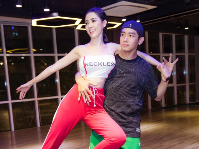Quang Đăng 'khổ sở' ngày đêm tập luyện vũ đạo cho Phan Thị Mơ đi thi Hoa hậu