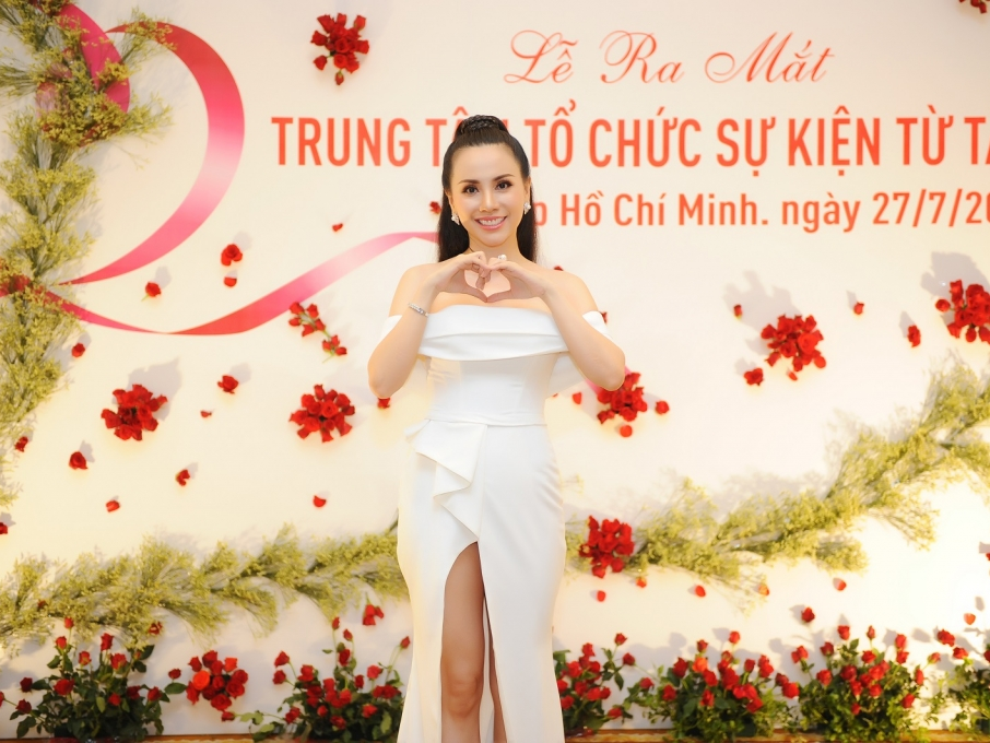 Hoa hậu Châu Ngọc Bích khoe dáng với​ váy trắng đầy quyến rũ