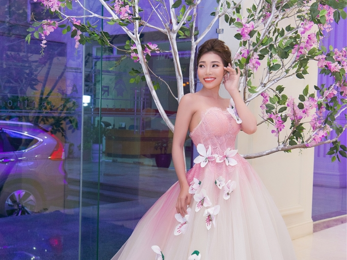 Hoa hậu nhân ái Linh Huỳnh hóa nàng công chúa trong thiết kế ngập sắc hoa
