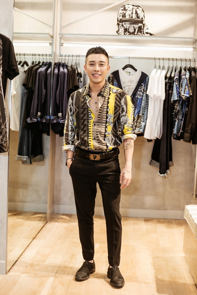 phi phuong anh kha ngan do street style cuc chat tai versace jeans landmark 81