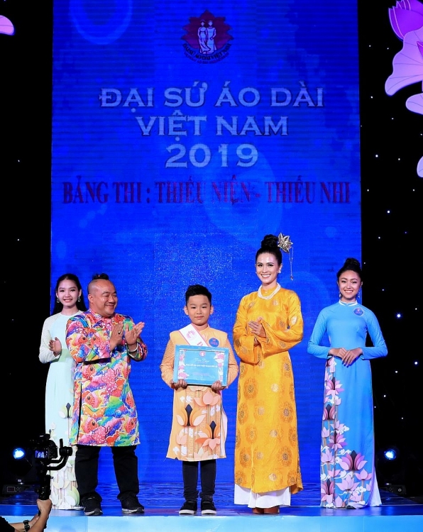 nu sinh 13 tuoi vu tran bao nguyen dang quang guong mat dai su ao dai viet nam bang thieu nien thieu nhi