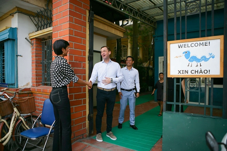 hhen nie trao 100 trieu dong cho tre em co hoan canh dac biet thuoc to chuc blue dragon childrens foundation