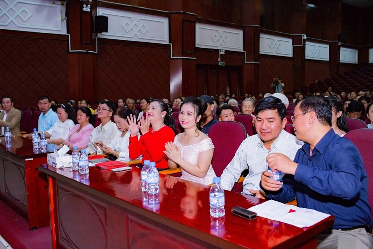 hoa hau vivian tran trao qua tu thien cho 500 ba con ngheo tren dia ban quan 9