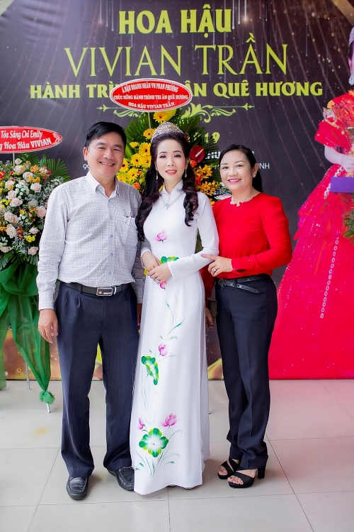 hoa hau vivian tran trao qua tu thien cho 500 ba con ngheo tren dia ban quan 9