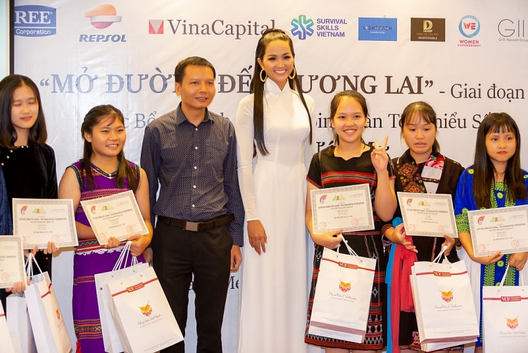 hhen nie cot toc duyen dang trong ao dai trang