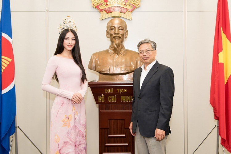 hoa hau phuong khanh dep diu dang voi ao dai truyen thong den tham lanh su quan viet nam tai nhat