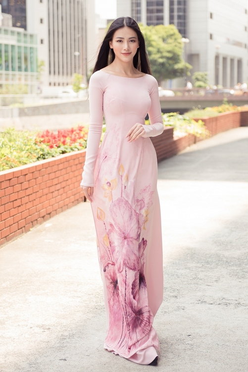 hoa hau phuong khanh dep diu dang voi ao dai truyen thong den tham lanh su quan viet nam tai nhat