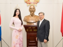 Hoa hậu Phương Khánh đẹp dịu dàng với áo dài truyền thống đến thăm Lãnh sự quán Việt Nam tại Nhật