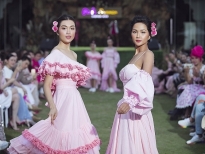 Hoa hậu H'Hen Niê và Á hậu Lệ Hằng nắm tay nhau làm vedette cho show diễn 'Pink summer'