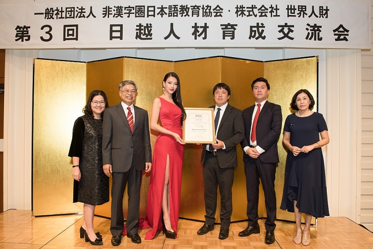 hoa hau phuong khanh nhan vai tro dai su tai nhat ban