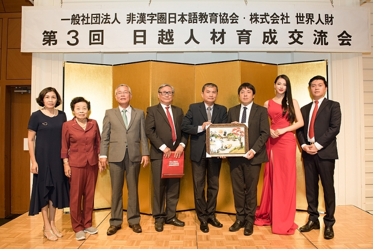 hoa hau phuong khanh nhan vai tro dai su tai nhat ban