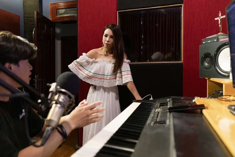 tra ngoc hang chinh thuc tung ban mv phong thu ha thuong