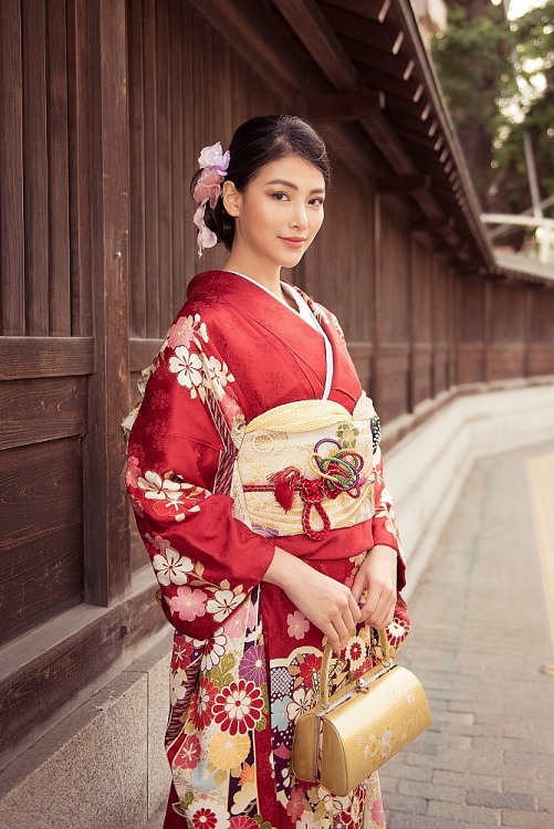 phuong khanh duoc phu nhan tong lanh su gioi thieu va giup trai nghiem kimono tai nhat