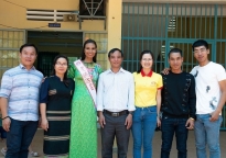 NTK Việt Hùng và người đẹp H’ Ăng Niê mang yêu thương về với mái trường Liêng Trang