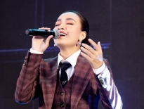 Ái Phương bất ngờ khoe giọng với bản ballad OST 'Em' tại Premiere 'Bằng chứng vô hình'
