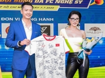 Trang Trần chi 50 triệu đồng mua áo ký tặng của U23 Việt Nam cho con trai nuôi