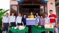 Hoa hậu Khánh Vân lội sình đến thăm các hộ dân sửa chữa nhà tình thương tại Long An
