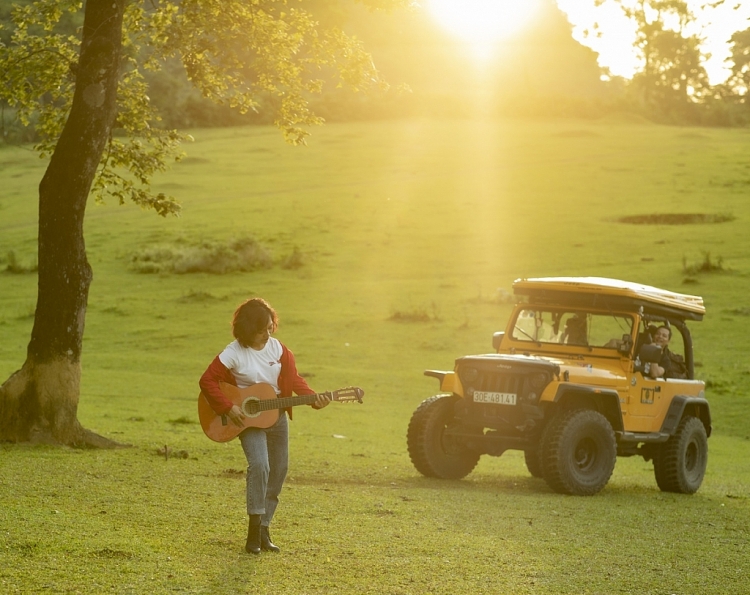 du lich viet nam qua lang kinh du ca di va hat cua thai thuy linh