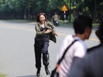 'Kẻ săn tin': Minh Hằng chạy bộ liên tục dưới trời nắng, ngã từ xe bus xuống đất nhiều lần