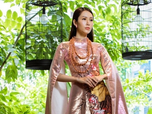 Hoa hậu Phan Thu Quyên khoe trọn vẻ đài các kiêu sa với áo dài Việt Hùng