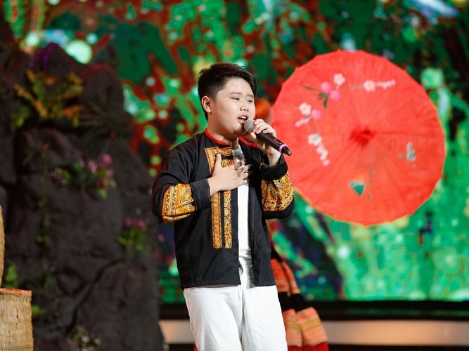 'Hãy nghe tôi hát nhí': Cậu bé Nhật Minh sở hữu giọng hát máu lửa thu hút đến lạ