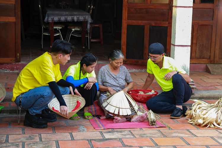 nguoi ve uoc mo chau dang khoa xuc dong voi cau chuyen cua chang trai mat 1 ben nao ga trong nuoi con