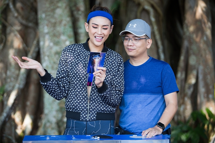 dai chien san anh vo hoang yen hoa minzy suyt te thuyen vi doi dau cuc cang trong thu thach chup anh tren thuyen