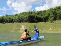 'Đại chiến săn ảnh': Võ Hoàng Yến, Hòa Minzy suýt té thuyền vì đối đầu cực căng trong thử thách chụp ảnh trên thuyền