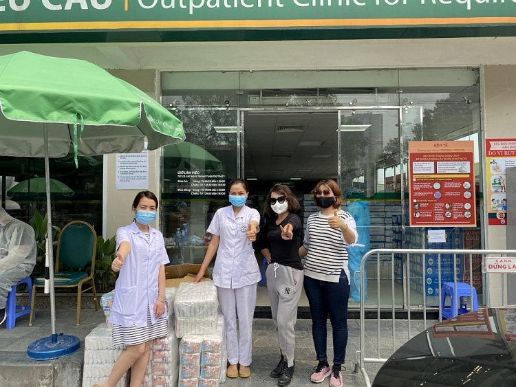 thai thuy linh tang va keu goi gop khau trang cho y bac si da nang