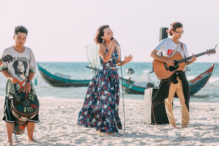 thai thuy linh tang va keu goi gop khau trang cho y bac si da nang