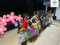 Hoa hậu Khánh Vân tặng vương miện cho các bé trong ngôi nhà OBV