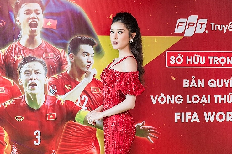 Á hậu Huyền My gợi cảm khoe sắc bên trung vệ Duy Mạnh