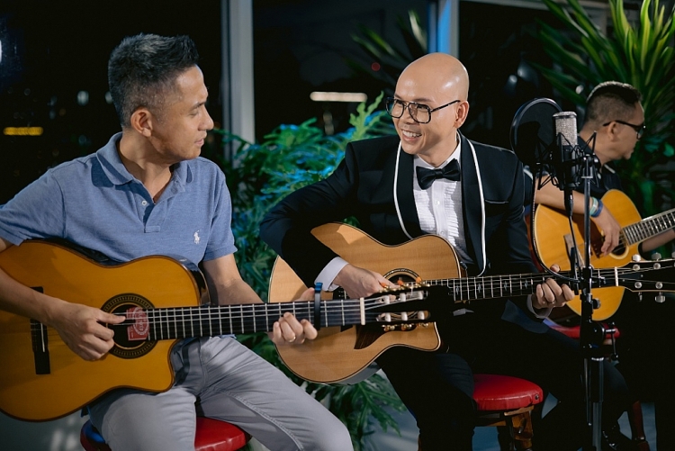 Phan Đinh Tùng khiến khán giả bất ngờ khi 'khoác áo mới' cho ca khúc 'Hoa nở về đêm'
