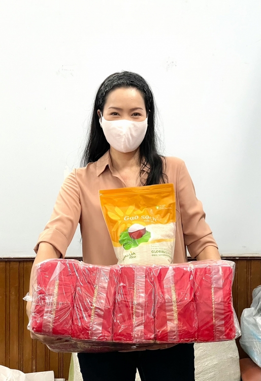 NSƯT Trịnh Kim Chi trao 180 phần quà cho công nhân hậu đài trong mùa dịch