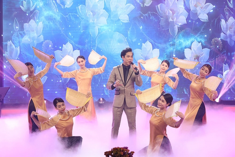 Xúc động đêm nhạc cuối cùng 'Ông hoàng nhạc sến' Ngọc Sơn được xuất hiện bên mẹ